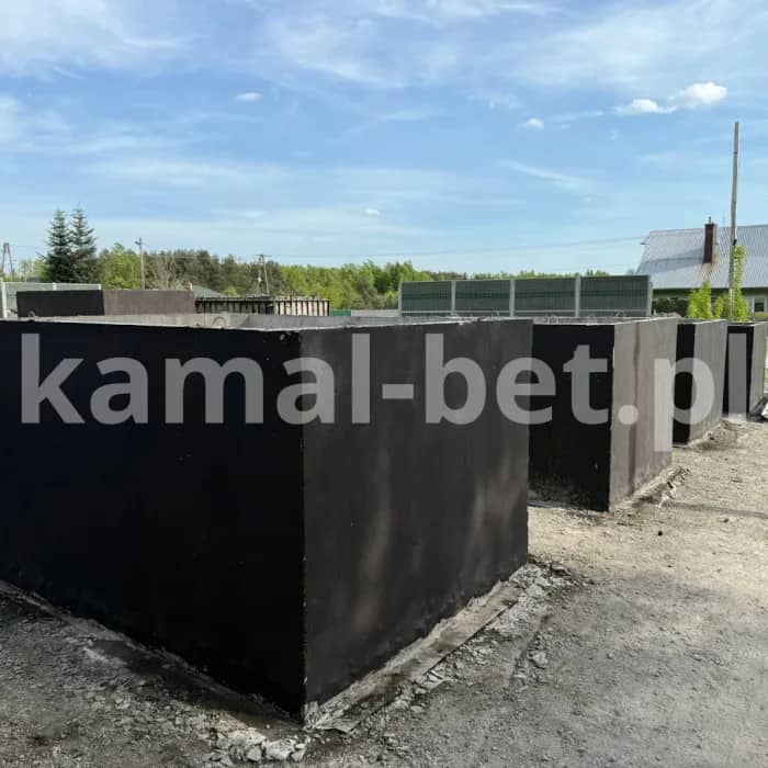 zbiorniki na placu produkcyjnym