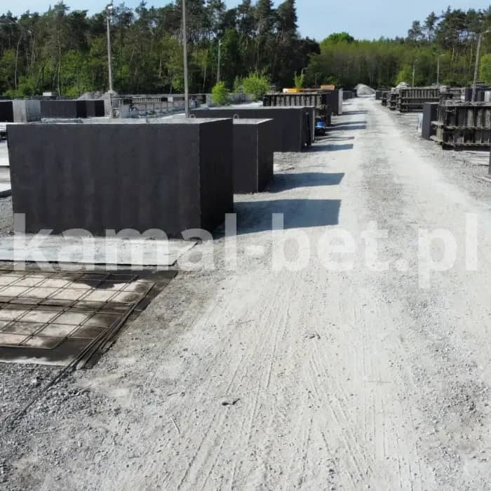 zbiorniki na placu produkcyjnym