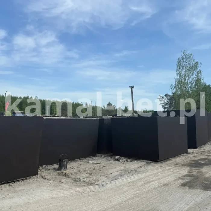 zbiorniki na placu produkcyjnym po odlewie