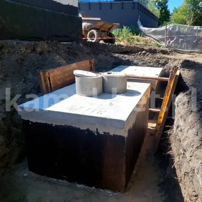 dwa łączone zbiorniki na krótszej ścianie w wykopie