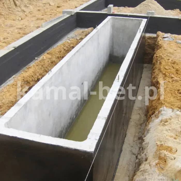 Betonowy kanał samochodowy podczas montażu w wykopie — Kamal-Bet